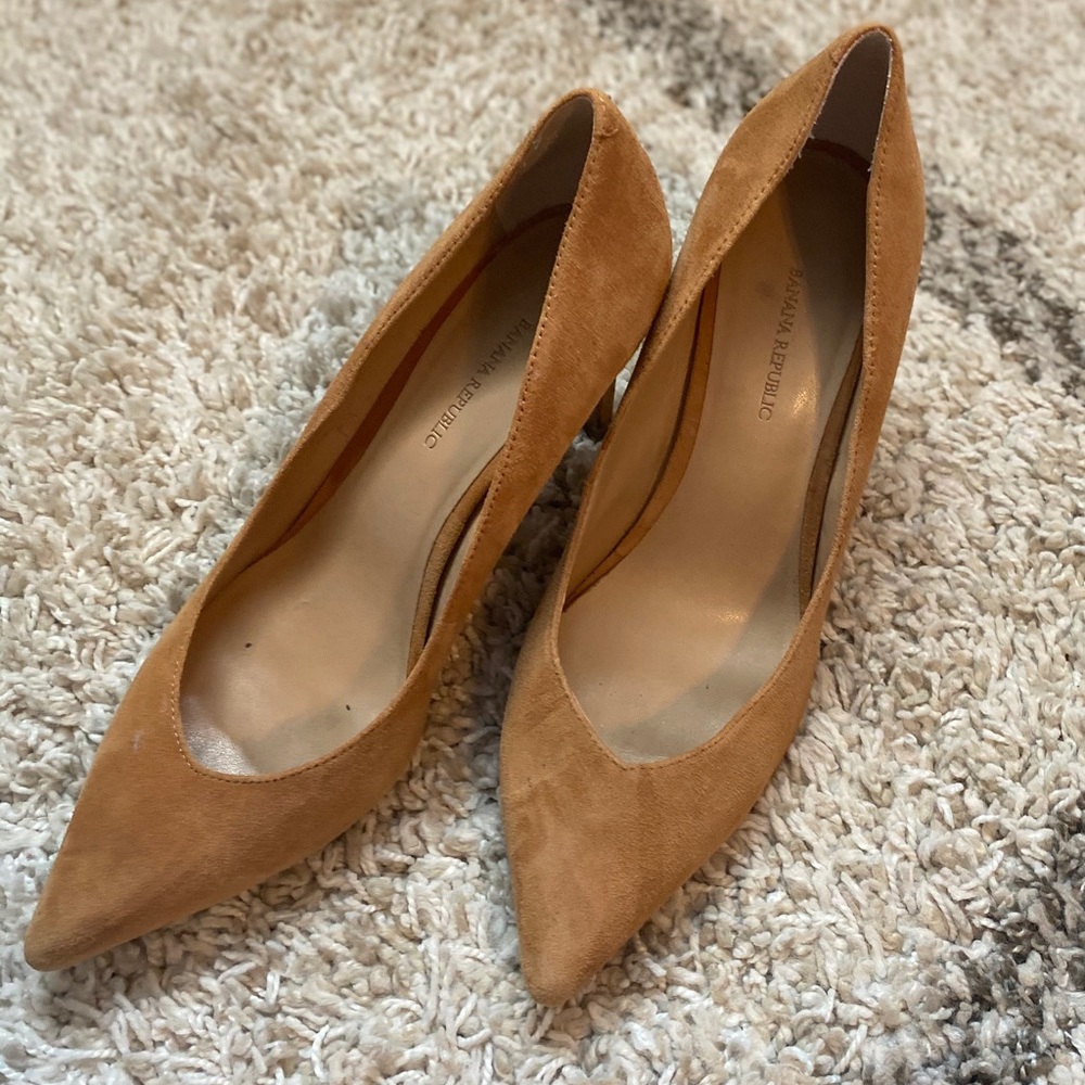 Banana Republic Camel pointed toe pump